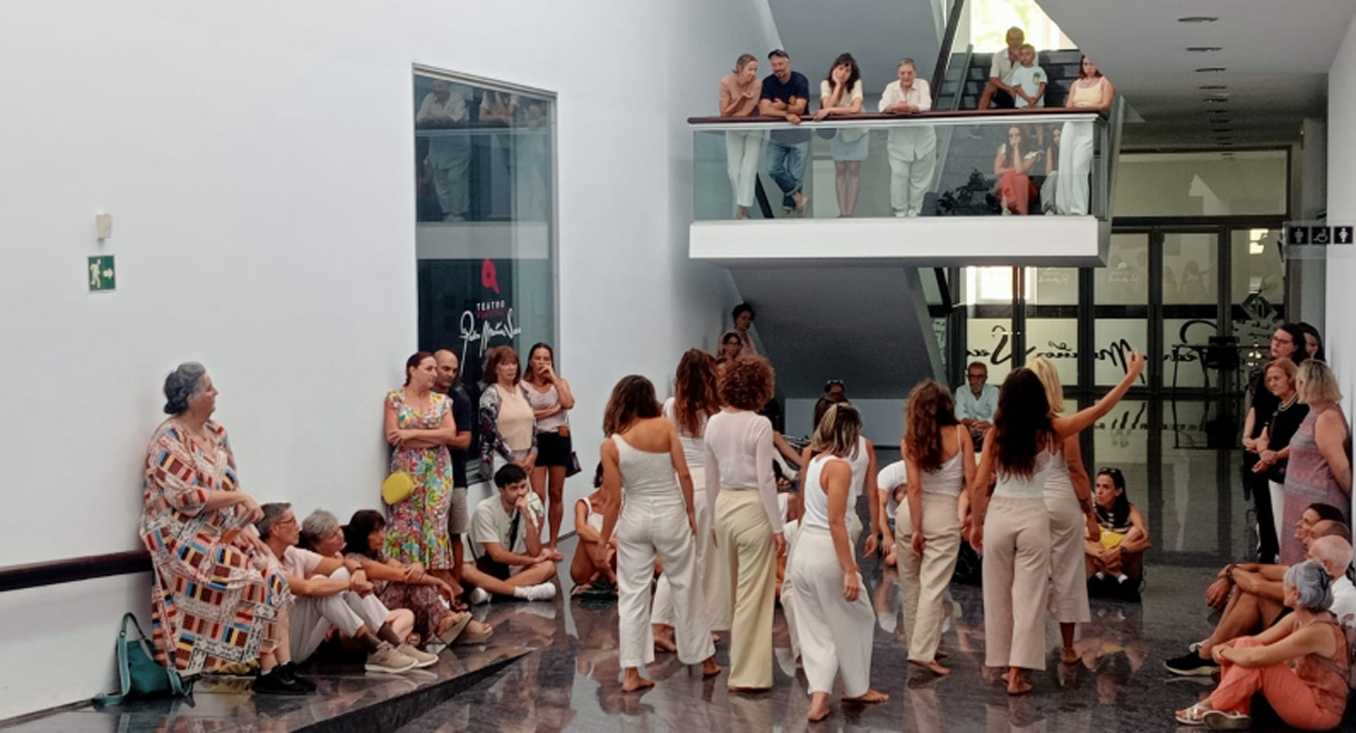 Las alumnas del taller 'Técnicas para el Movimiento Consciente' realizan un pase para los aficionados en el Teatro Muñoz Seca