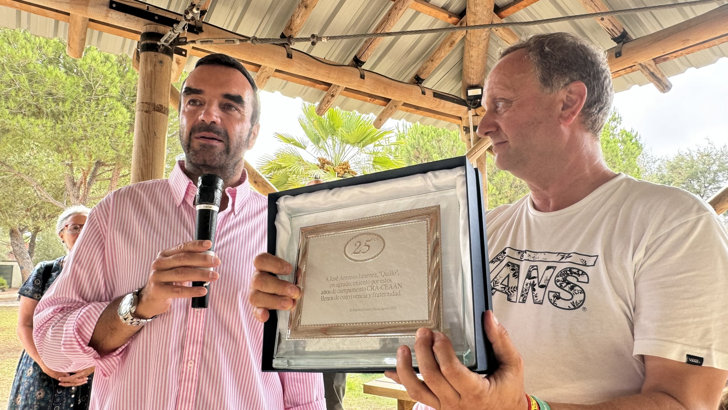 El Puerto rinde homenaje a 'Quillo', sacerdote que cumple 25 años visitando el CEAAN rodeado de jóvenes