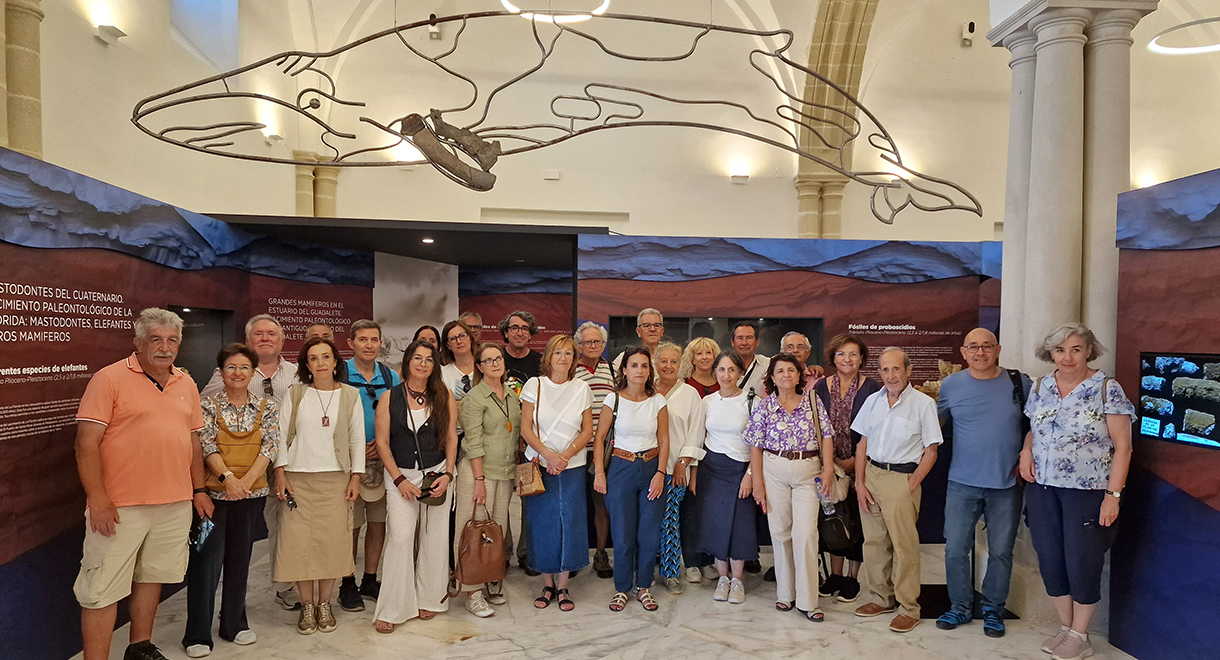La Asociación de Amigos del Museo Arqueológico de Sevilla visita la Exposición Temporal de Fondos del Museo Municipal