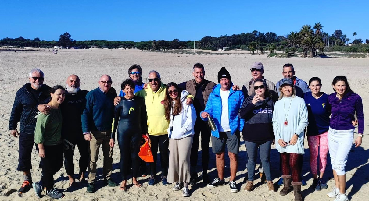 El grupo de nadadores en aguas abiertas recibe 2025 con un baño en aguas abiertas en la playa de la Puntilla El grupo de nadadores en aguas abiertas recibe 2025 con un baño en aguas abiertas en la playa de la Puntilla
