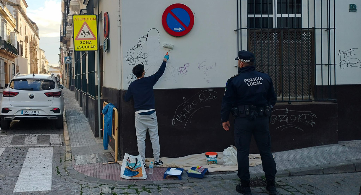 La Policía Local resuelve un nuevo caso de vandalismo contra el patrimonio: identifica a un grafitero que resarce los daños restaurando la fachada afectada