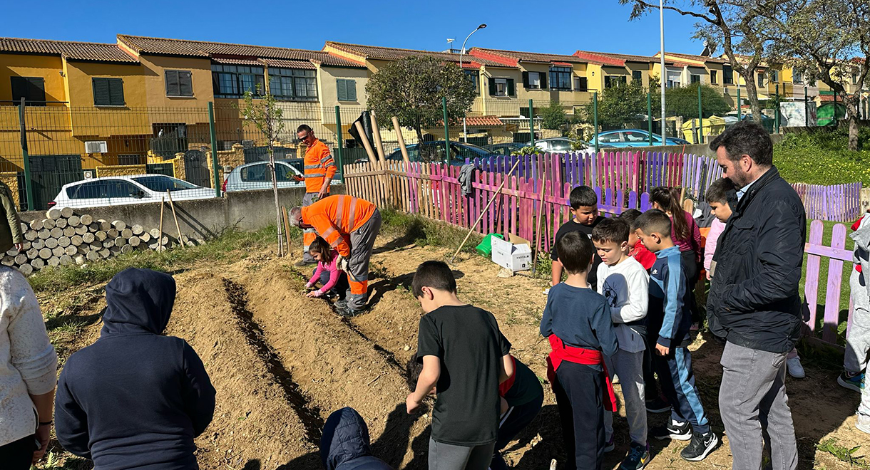 Millán Alegre comprueba el éxito de los Talleres de Huerto Escolar
