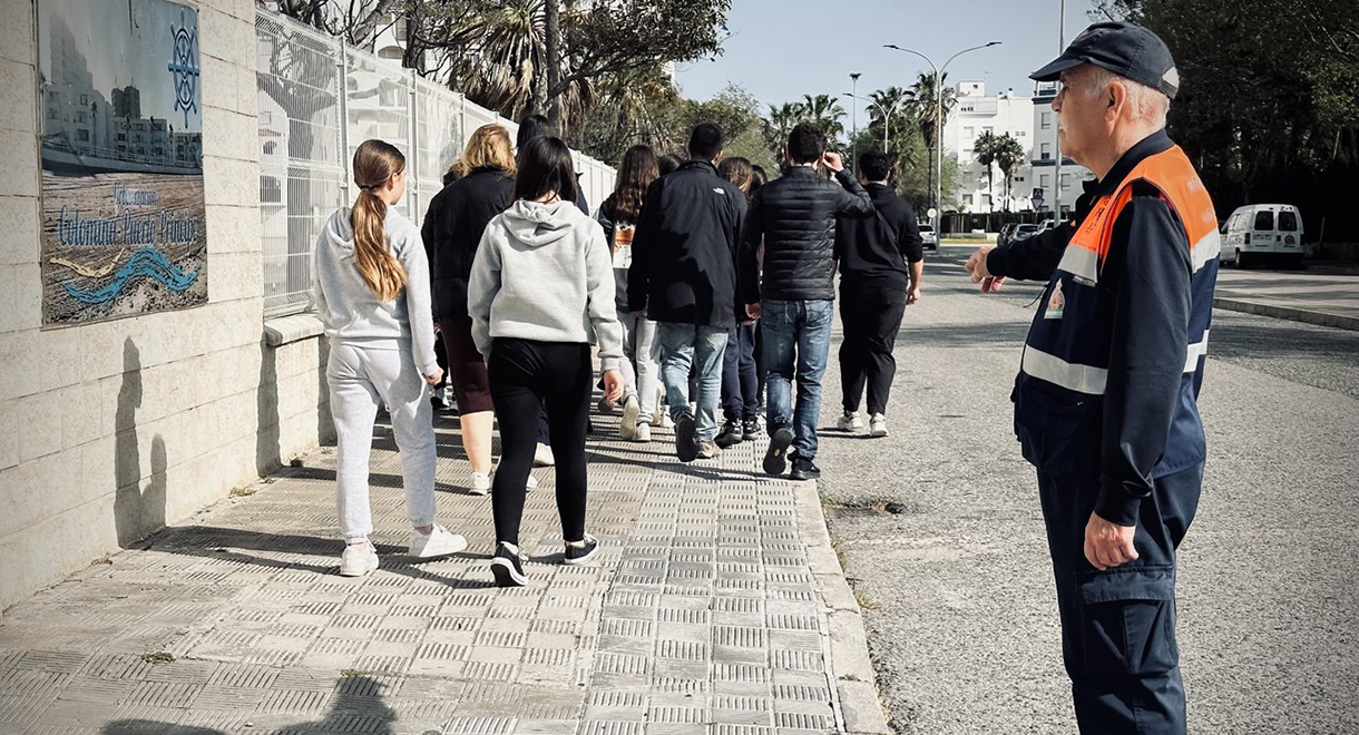 Cerca de 300 alumnos participan en un simulacro de evacuación por tsunami en el IES Valdelagrana