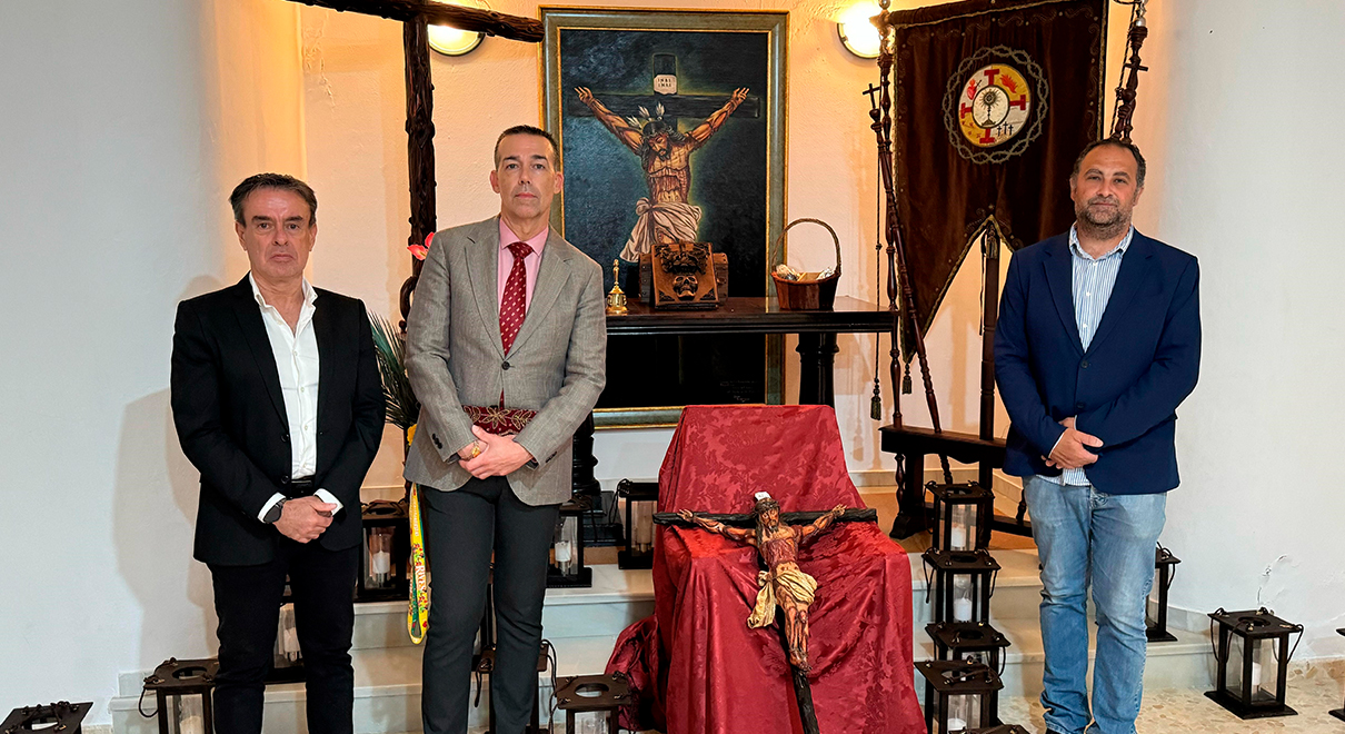 David Calleja acompaña al Grupo de Fieles del Santísimo Cristo del Amor en la antesala del Vía Crucis de esta noche