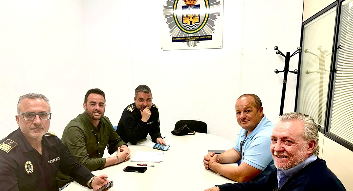 El Ayuntamiento y Puerto Taxi coordinan mejoras para reforzar el servicio y la seguridad durante los eventos y el verano