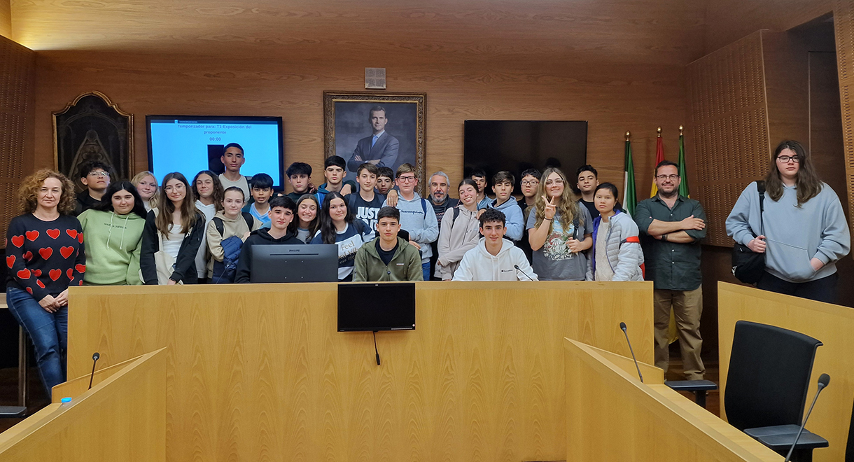 Alumnos de Las Carmelitas y del IES Valdelagrana visitan el Ayuntamiento como parte de la Oferta Educativa Municipal