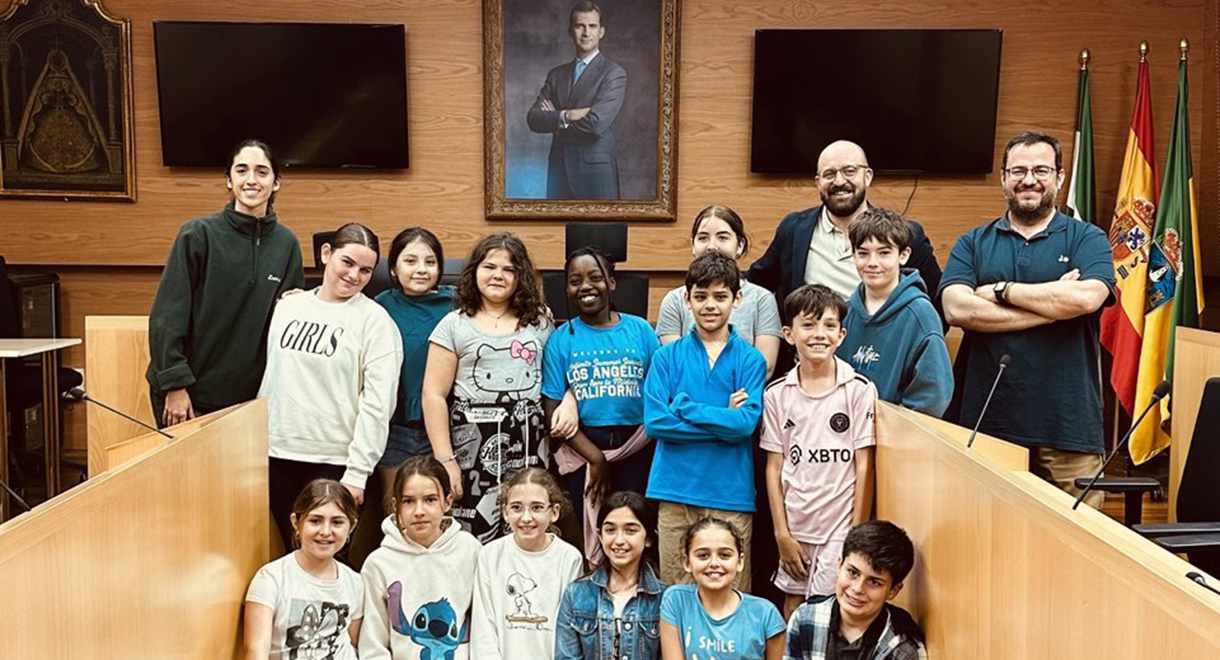 El alcalde, Germán Beardo, recibe a los alumnos del CEIP Sagrado Corazón de Jesús en el Ayuntamiento de El Puerto