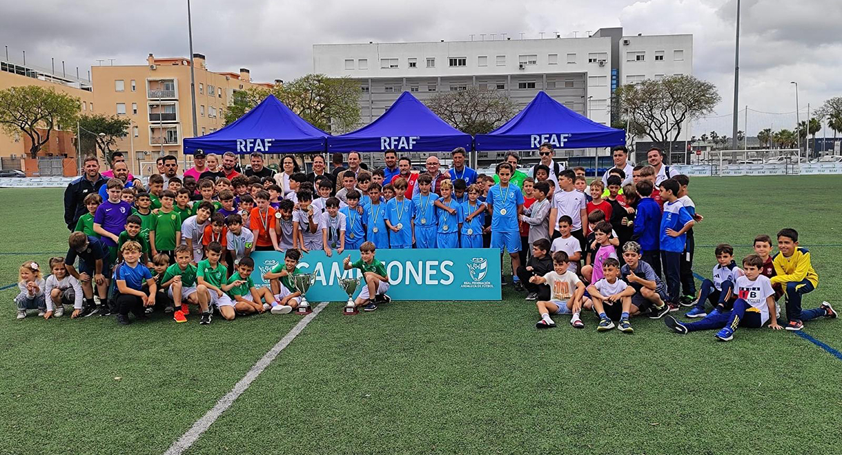 El concejal de Deportes, José Ignacio González, apoya el Campeonato de Andalucía de Escuelas de Fútbol del CEDIFA
