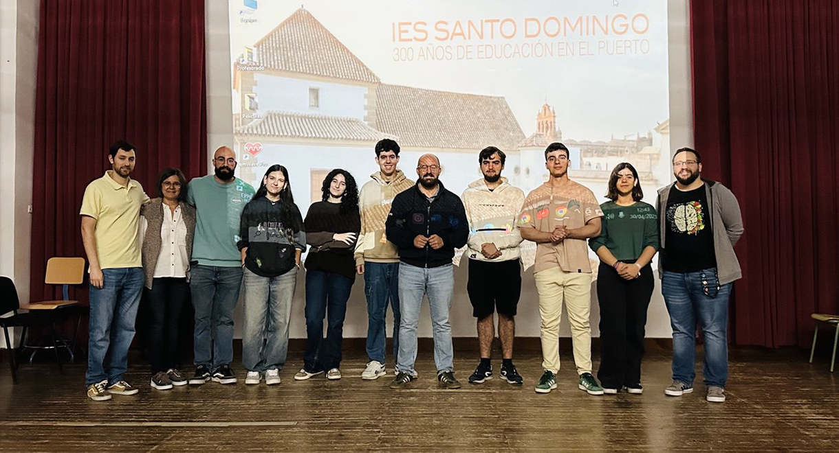 Germán Beardo visita el IES Santo Domingo para felicitar al equipo Zephysat antes de su participación en la fase nacional del Desafío CanSat en Galicia