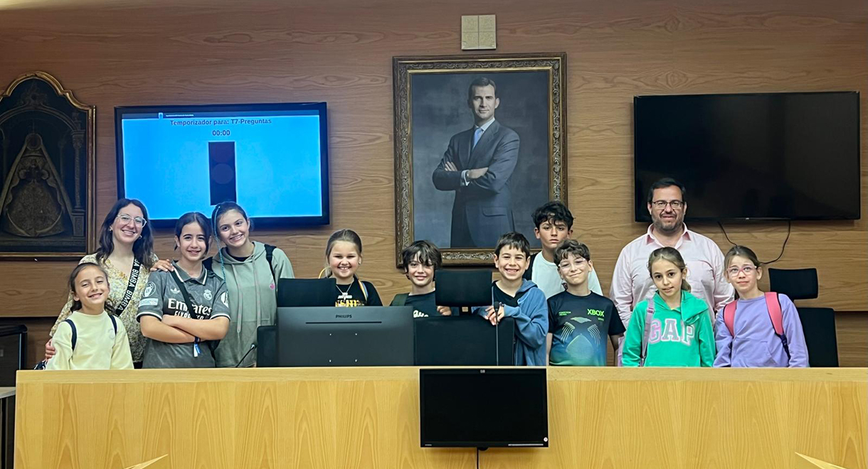 Enrique Iglesias recibe en el Ayuntamiento de El Puerto a los alumnos del colegio internacional Bahía Montessori