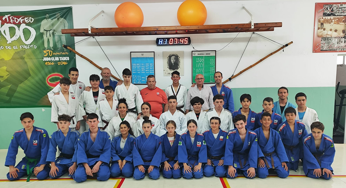 El concejal José Ignacio González visita el Club de Judo Tadeo para felicitar al nuevo campeón de España infantil, Matthew Iglesias Rodríguez