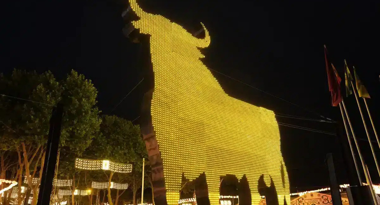 El Puerto firma un contrato para asegurar la iluminación de Feria y Navidad con eficiencia y previsión hasta 2028