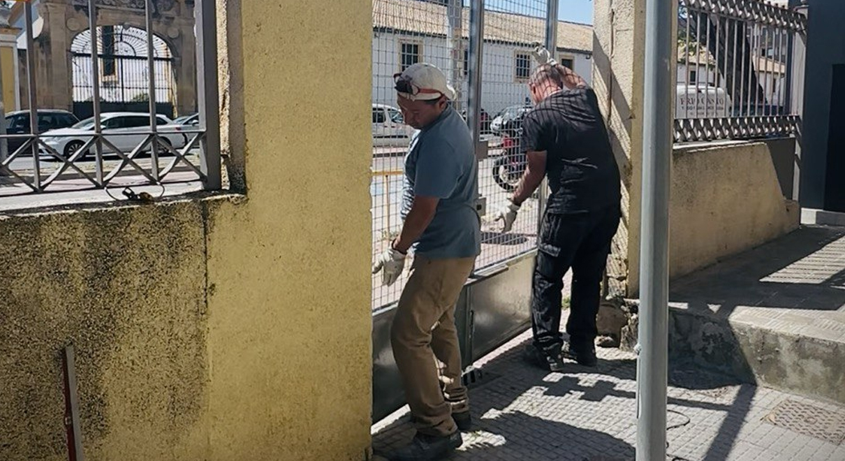 El Ayuntamiento actúa en la Plaza del Molino, cumpliendo con los vecinos para mejorar la seguridad y la convivencia en la zona