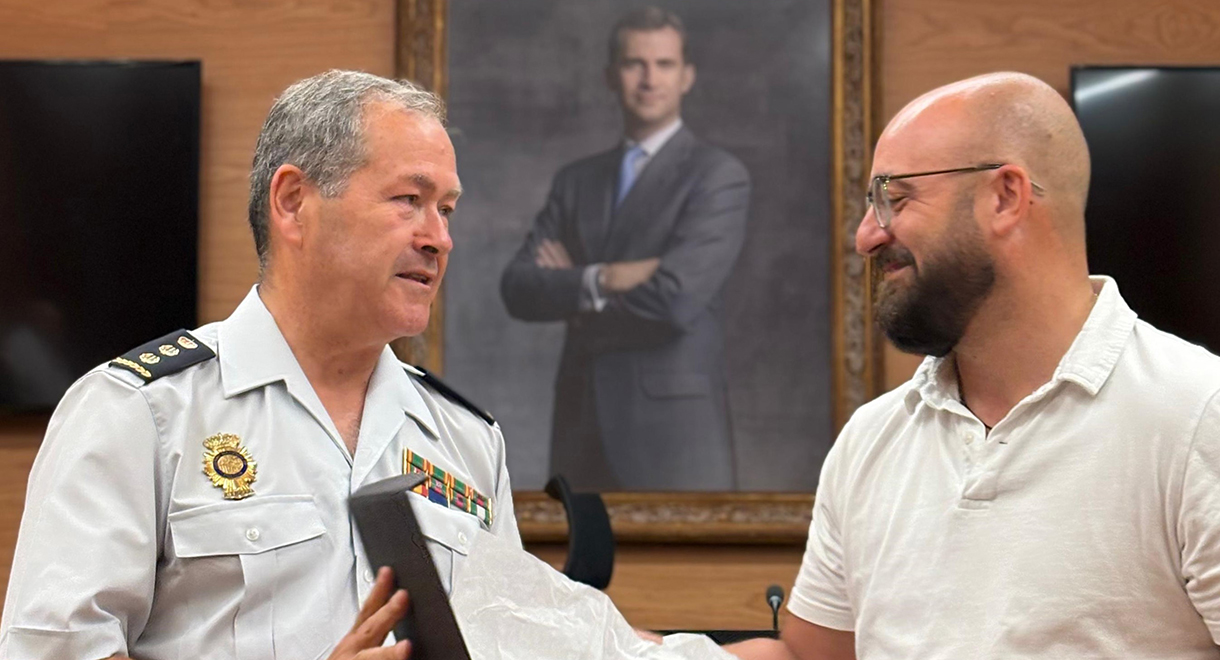 Germán Beardo despide al comisario José Miguel Sáenz con motivo de su jubilación y destaca su ejemplar trayectoria en El Puerto