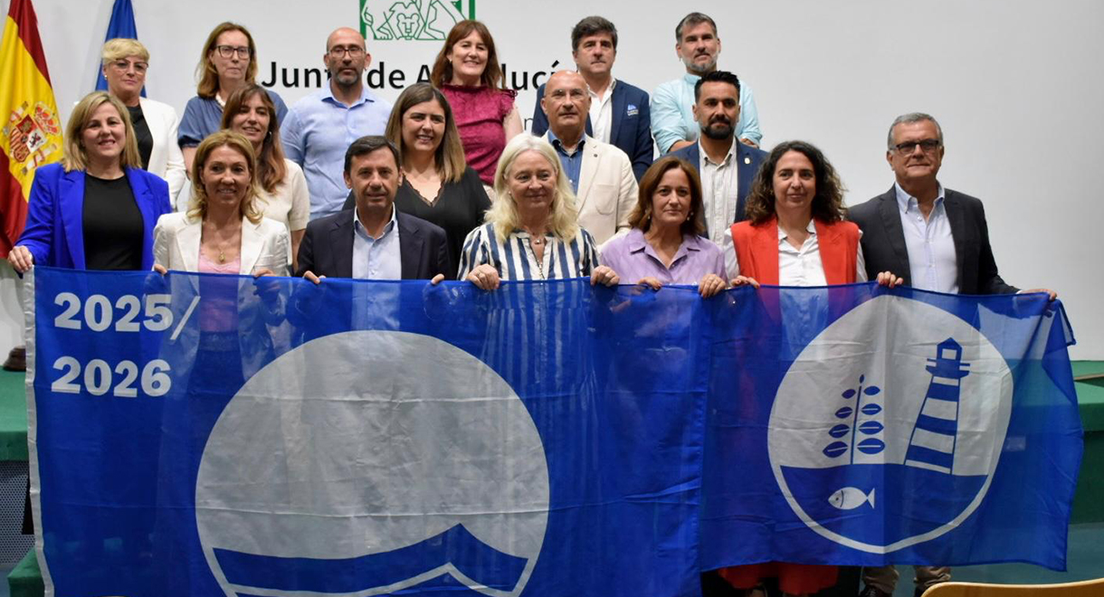El Puerto recoge sus Banderas Azules para la temporada de verano 2025