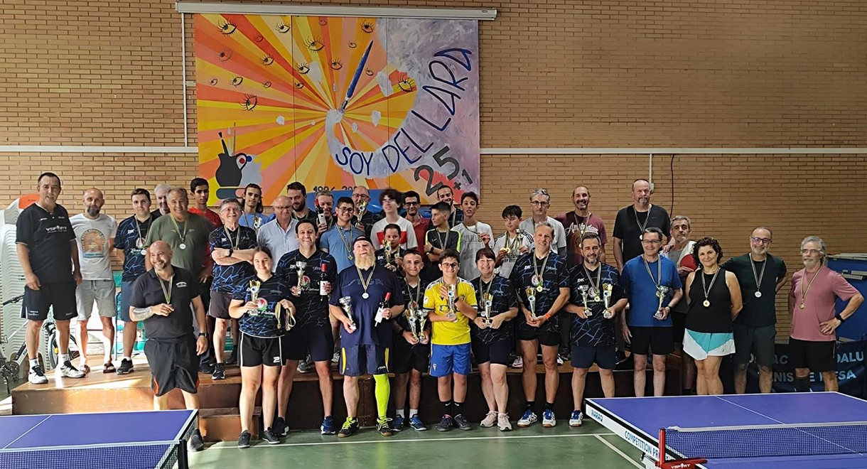 El Club Deportivo El Puerto Tenis de Mesa distingue a 115 deportistas en la entrega de trofeos de la temporada
