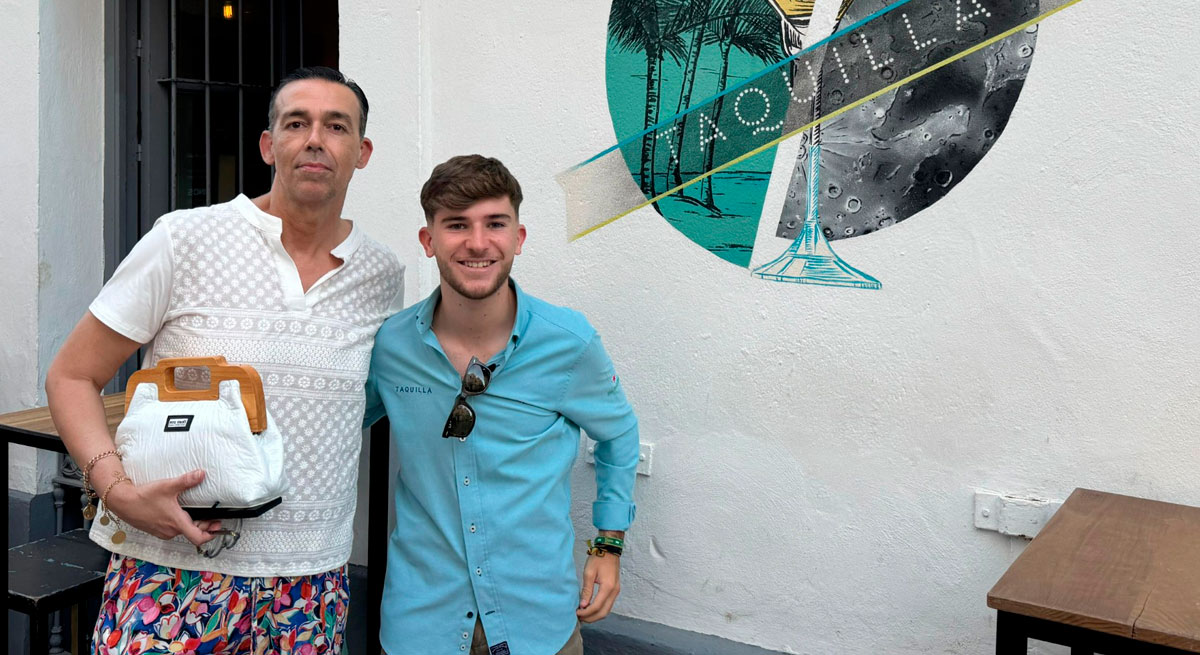 El teniente de alcalde David Calleja acompaña a Antonio Cárdenas en el primer aniversario del pub “Taquilla” El teniente de alcalde David Calleja acompaña a Antonio Cárdenas en el primer aniversario del pub “Taquilla”