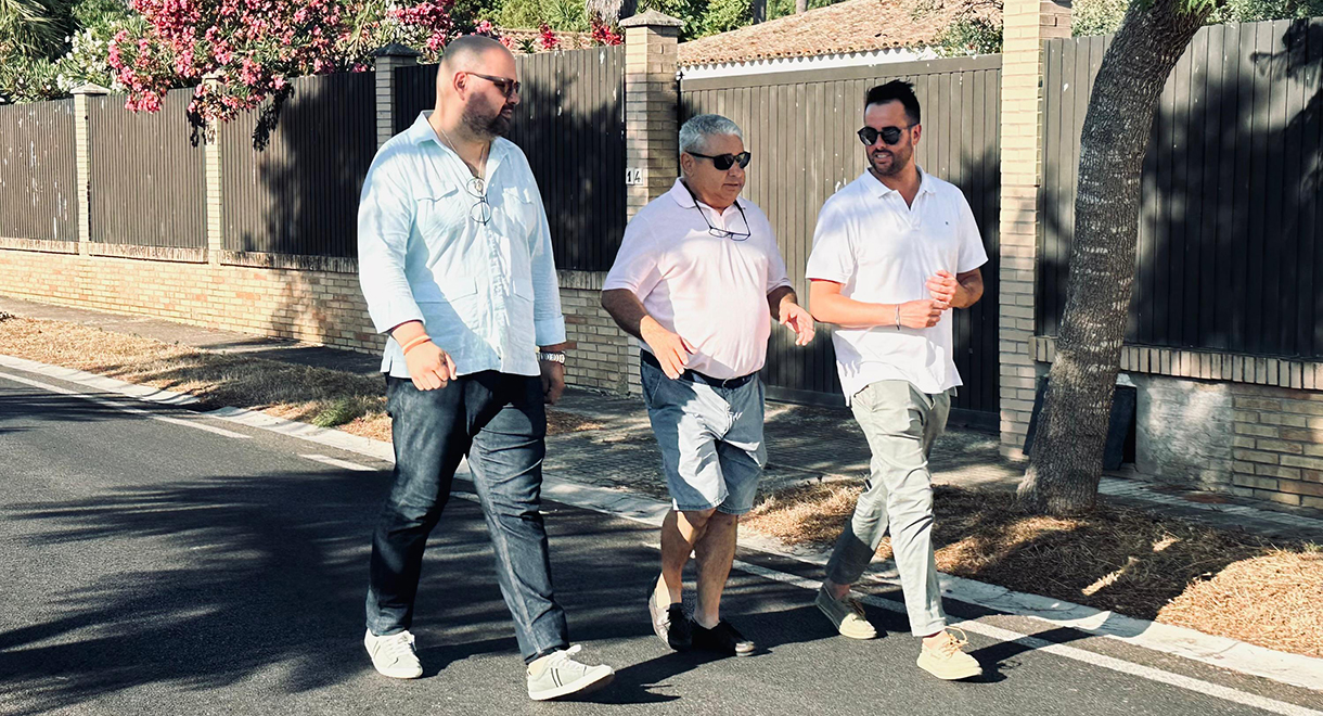 Los tenientes de alcalde Javier Bello y Jesús Garay visitan la urbanización Cuatro Pinos junto al presidente de la Asociación de Vecinos Los tenientes de alcalde Javier Bello y Jesús Garay visitan la urbanización Cuatro Pinos junto al presidente de la Asociación de Vecinos
