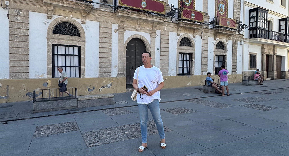 La Concejalía de Fiestas engalana la Plaza de España para la Salida Procesional Extraordinaria del Resucitado este sábado 16 de agosto