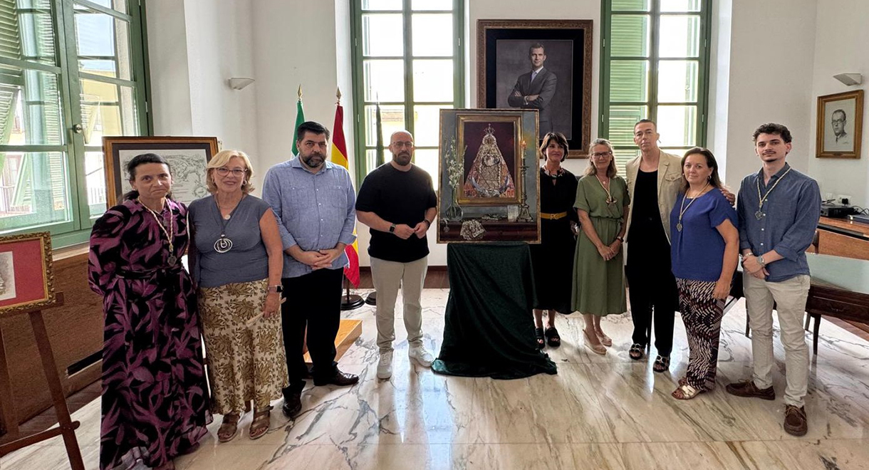 El Puerto anuncia la festividad de su Patrona con un cartel de Nuria Barrera que muestra la devoción a la Virgen de los Milagros en el interior de un hogar