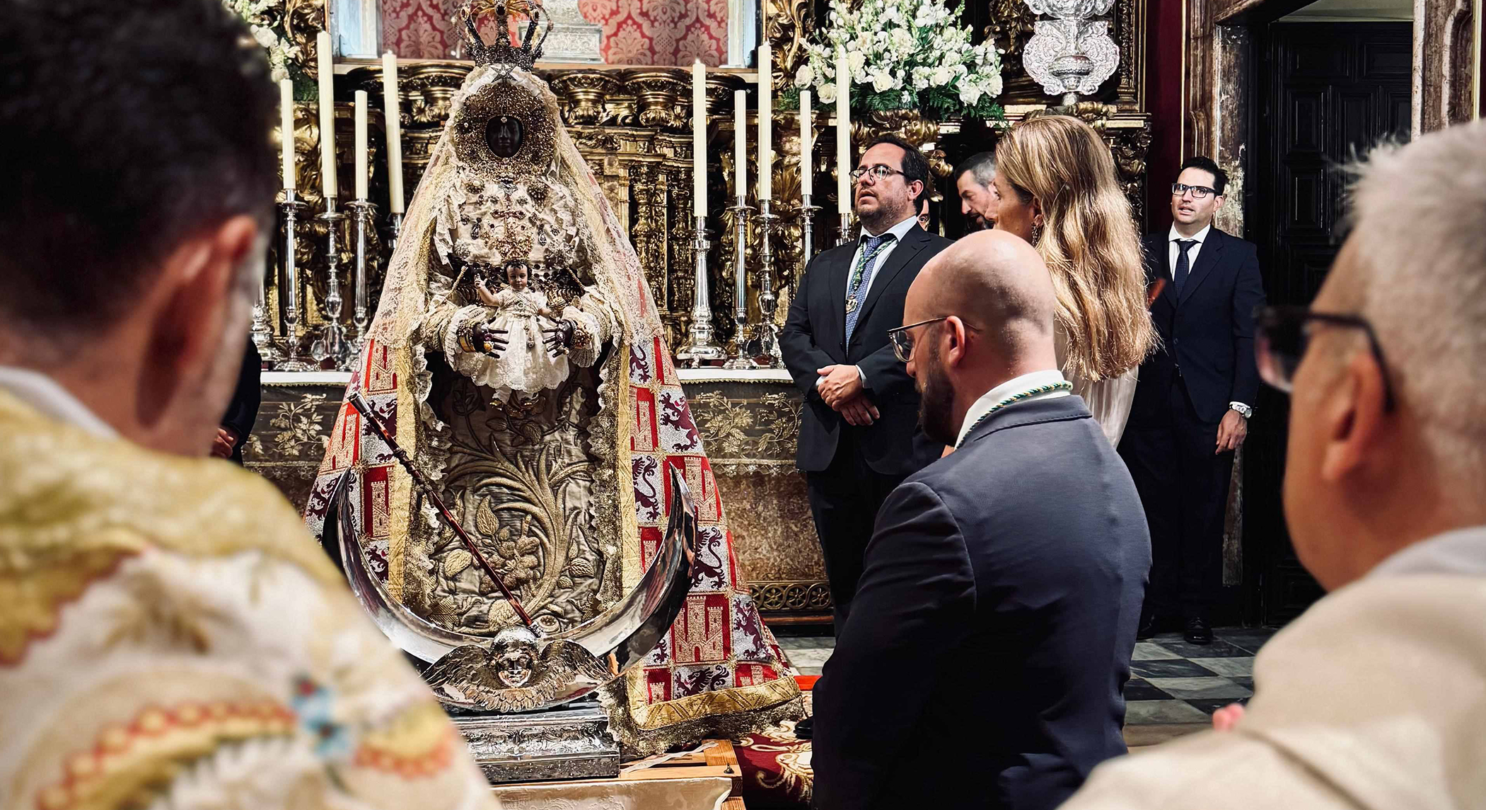 La imagen de la patrona, trasladada desde su Capilla al Presbiterio del Altar Mayor de la Basílica La imagen de la patrona, trasladada desde su Capilla al Presbiterio del Altar Mayor de la Basílica
