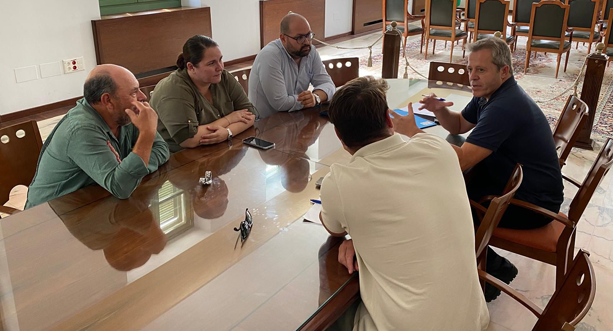 El teniente de alcalde de Relaciones con la Ciudadanía, Javier Bello, mantiene un encuentro con vecinos de Urbaluz para abordar mejoras en su entorno