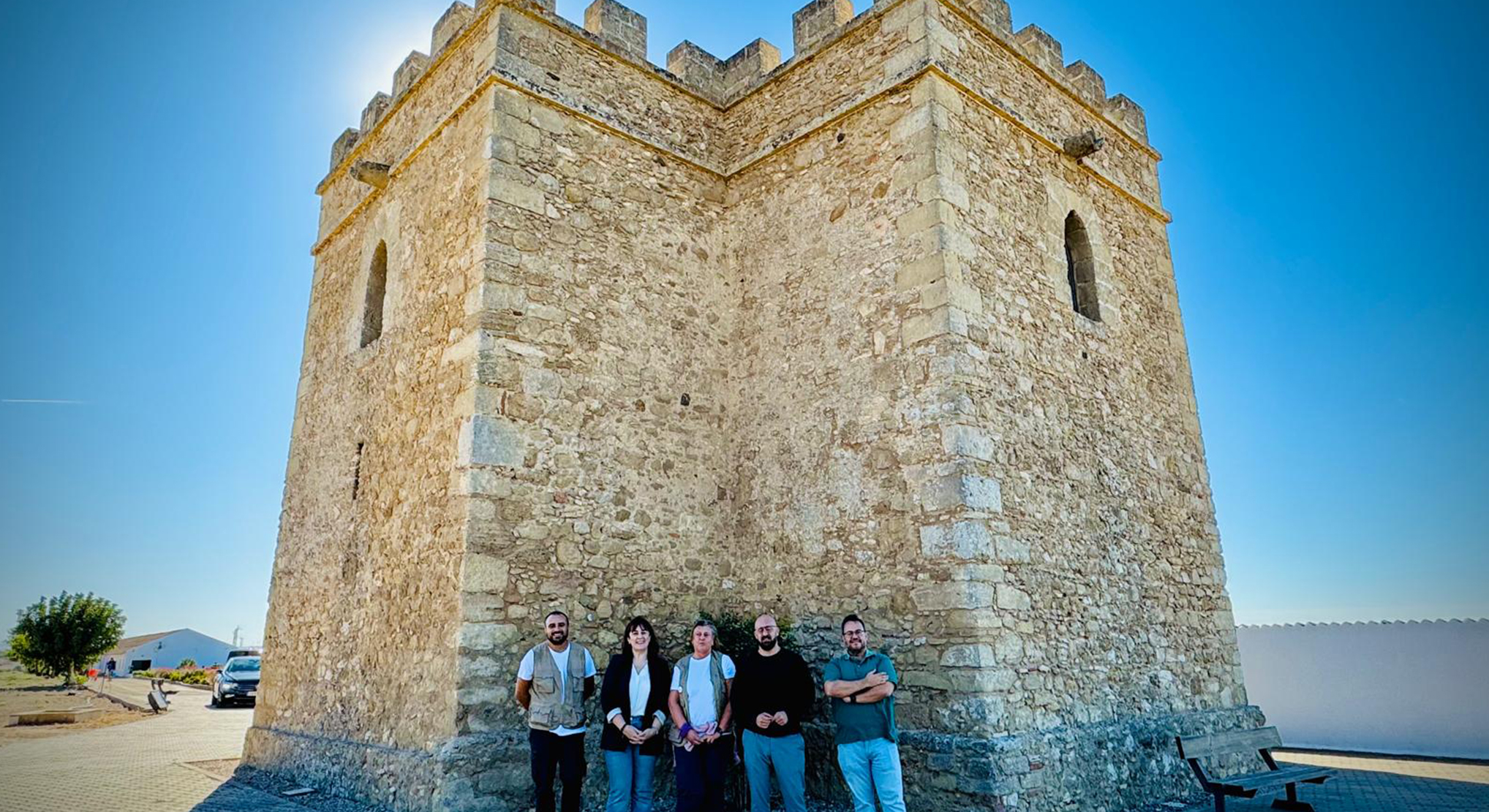 Germán Beardo visita el Castillo de Doña Blanca para comprobar el avance de los trabajos arqueológicos que buscan desvelar la entrada monumental de la ciudad fenicia