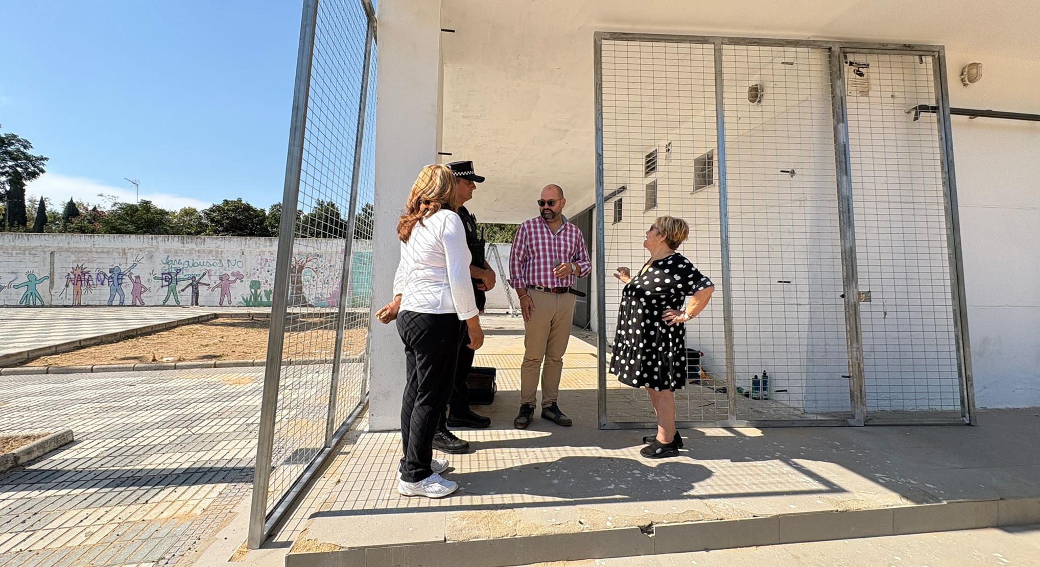 El Ayuntamiento atiende la demanda vecinal y coloca el vallado en el entorno del local social de la Barriada de Los Milagros