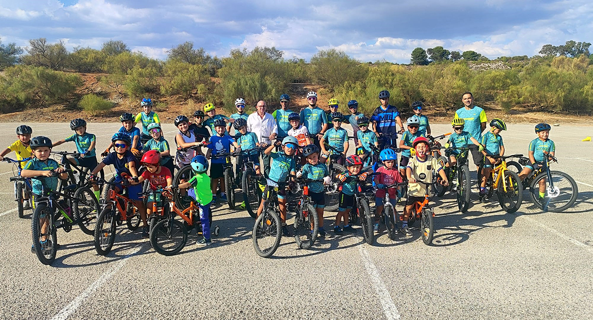 González Nieto apoya a la Escuela de Ciclismo Guerrero Bike en el arranque de su temporada
