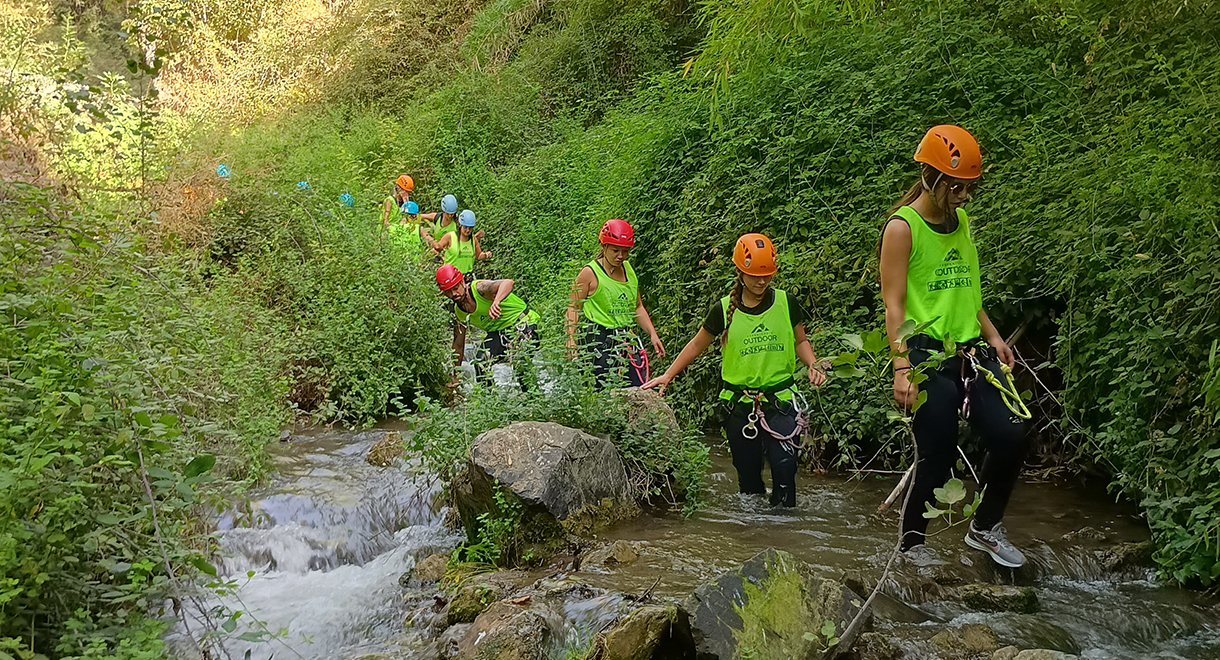 Medio centenar de jóvenes disfrutan de una experiencia única de barranquismo en la Sima del Diablo organizada por la Concejalía de Juventud