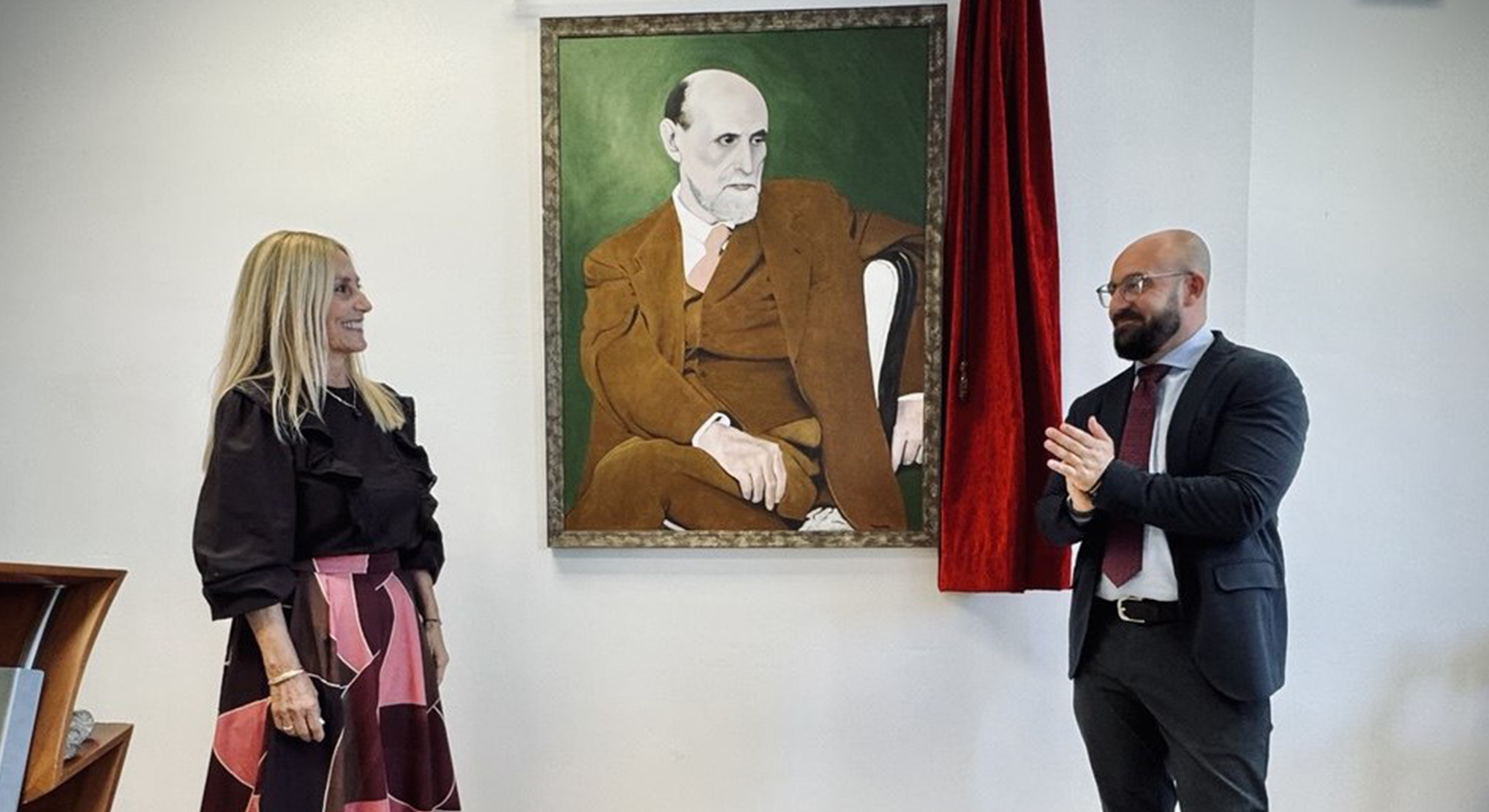 El alcalde preside la entrega del retrato de Juan Ramón Jiménez a la Sala de Alumnos Ilustres del Colegio San Luis Gonzaga