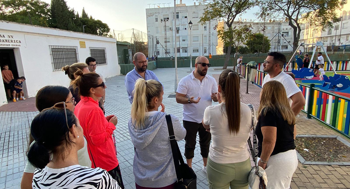 El alcalde, Germán Beardo, inaugura el nuevo parque infantil de la Barriada de Sudamérica