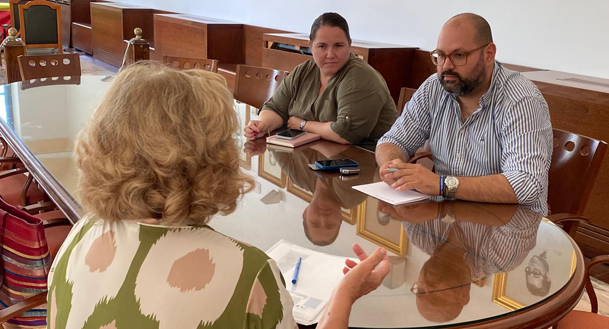 Javier Bello se reúne con los representantes vecinales del Pueblo Marinero de Puerto Sherry