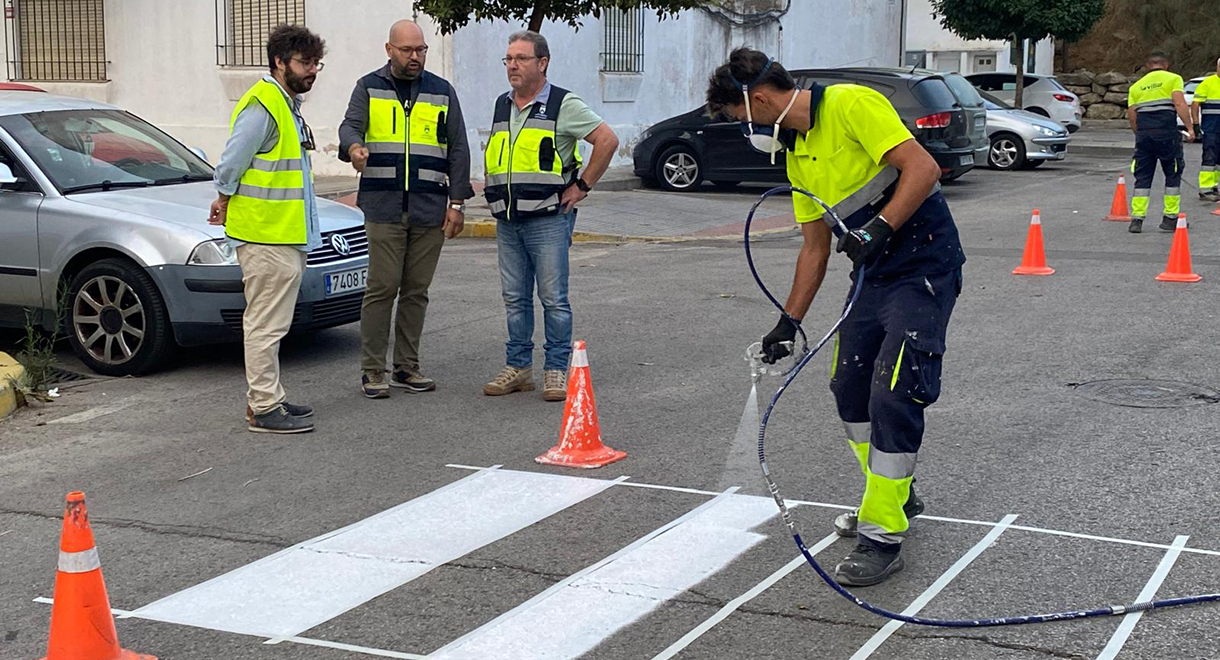 El Ayuntamiento continúa la campaña de seguridad vial con el repintado de pasos de peatones en Sudamérica y la avenida de Valencia El Ayuntamiento continúa la campaña de seguridad vial con el repintado de pasos de peatones en Sudamérica y la avenida de Valencia
