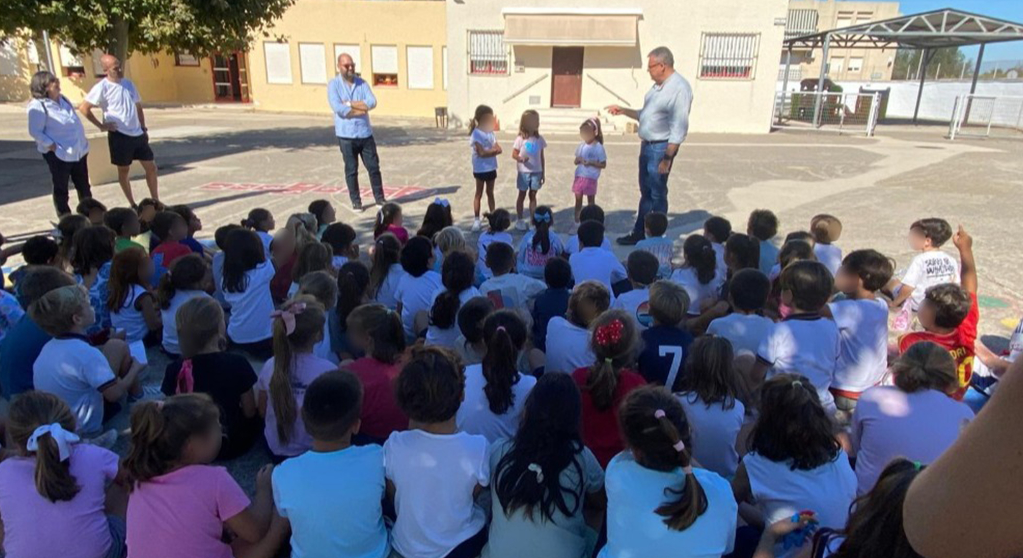 Javier Bello visita el CEIP Marqués de Santa Cruz para conocer el proyecto educativo 'El Mar comienza en tu Cole'