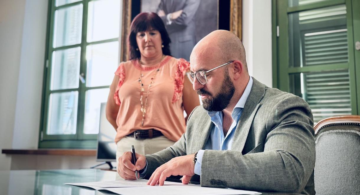 El Ayuntamiento y la Hermandad del Rocío de El Puerto firman un convenio para seguir impulsando las tradiciones y la devoción rociera en la ciudad