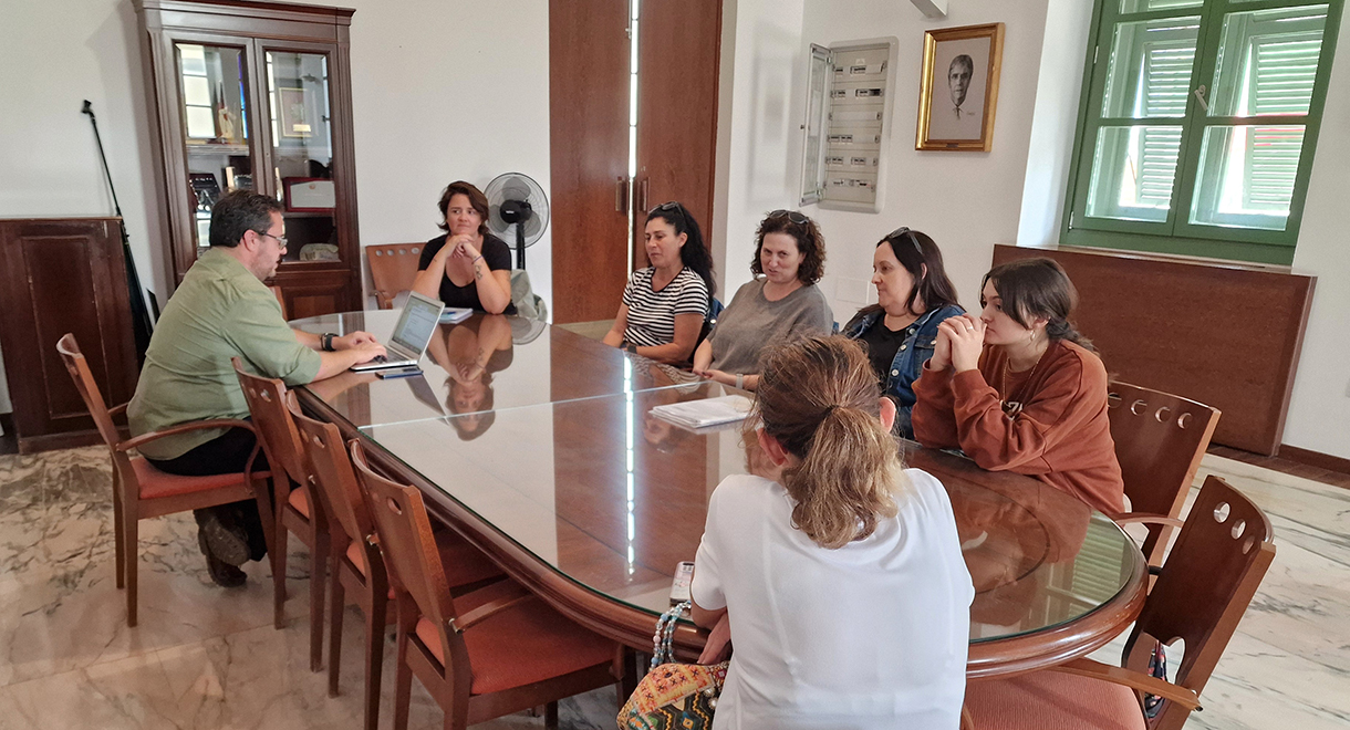 Iglesias mantiene con las AMPA la reunión trimestral para seguir avanzando en la mejora de colegios e institutos Iglesias mantiene con las AMPA la reunión trimestral para seguir avanzando en la mejora de colegios e institutos