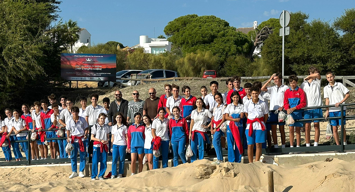 El Centro Inglés reafirma su compromiso con el medio ambiente en una nueva jornada de limpieza en la Playa de La Muralla