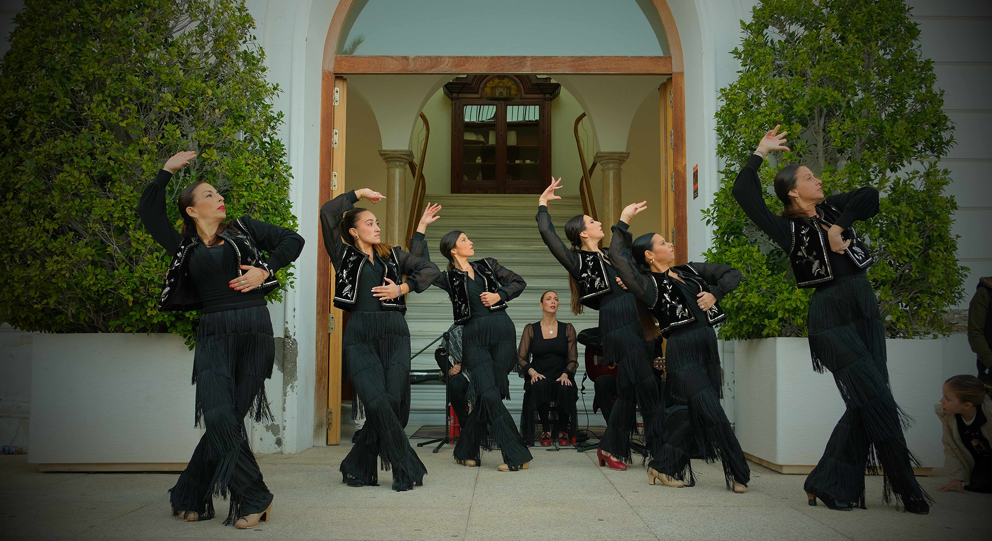 La Escuela de Baile Flamenco Diana Andrades organizó un flashmob con motivo del Día Internacional del Flamenco