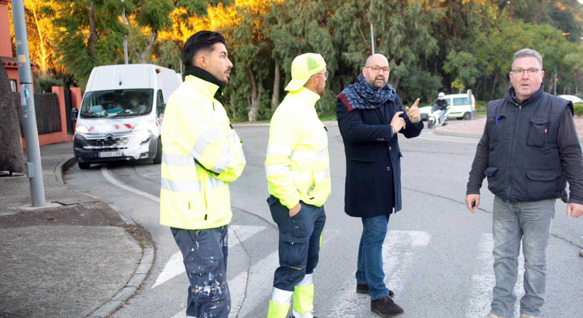 El Ayuntamiento culmina esta semana la campaña de seguridad vial en Costa Oeste con la renovación de pasos de peatones entre El Ancla y Las Redes