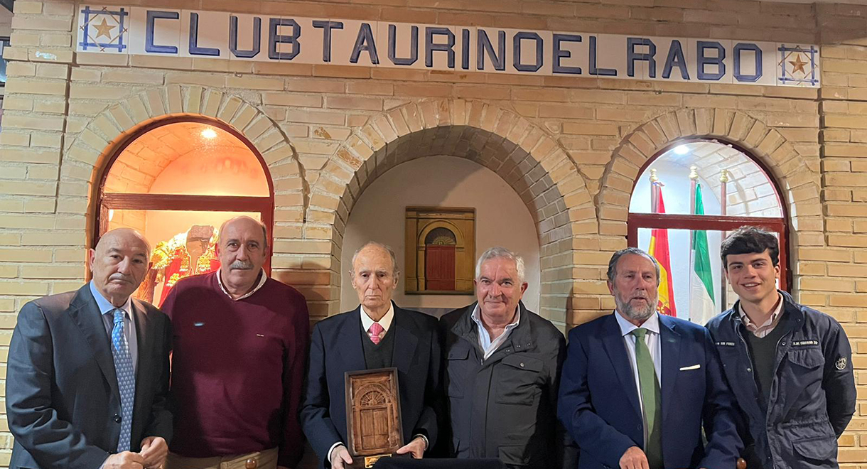 El Club Taurino El Rabo rinde homenaje a Antonio González Sabio en su última tertulia del 2025