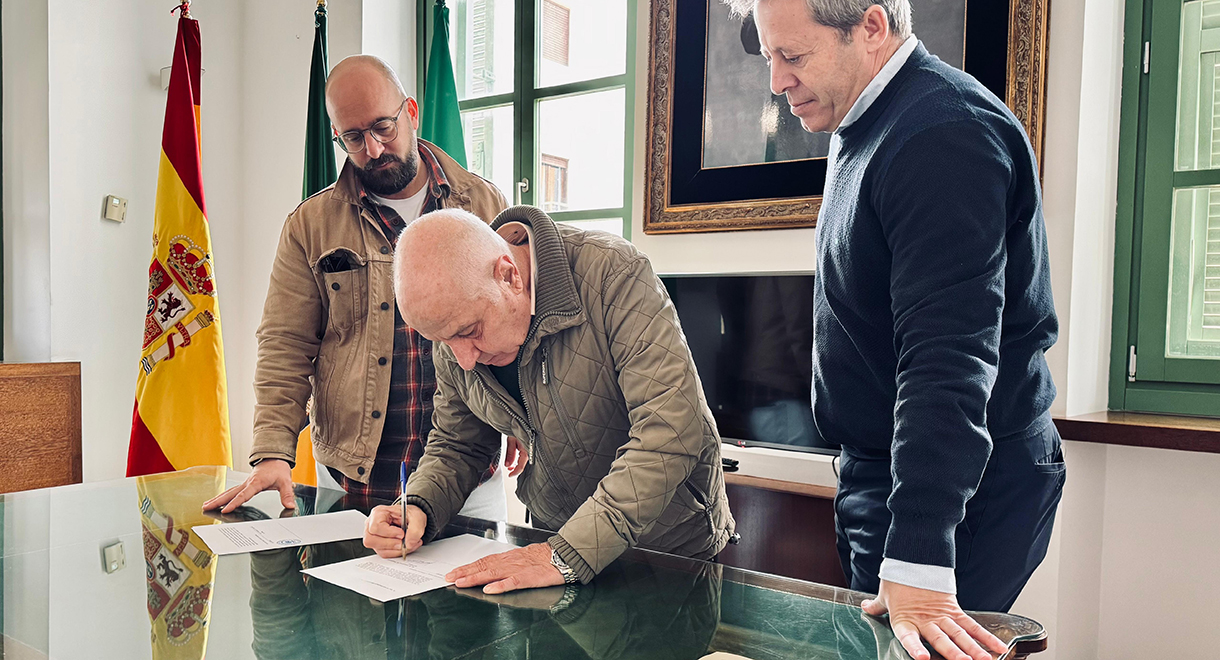 El Puerto impulsa la modernización de Urbaluz: vecinos y Apemsa acuerdan renovar unas instalaciones de agua con medio siglo de uso