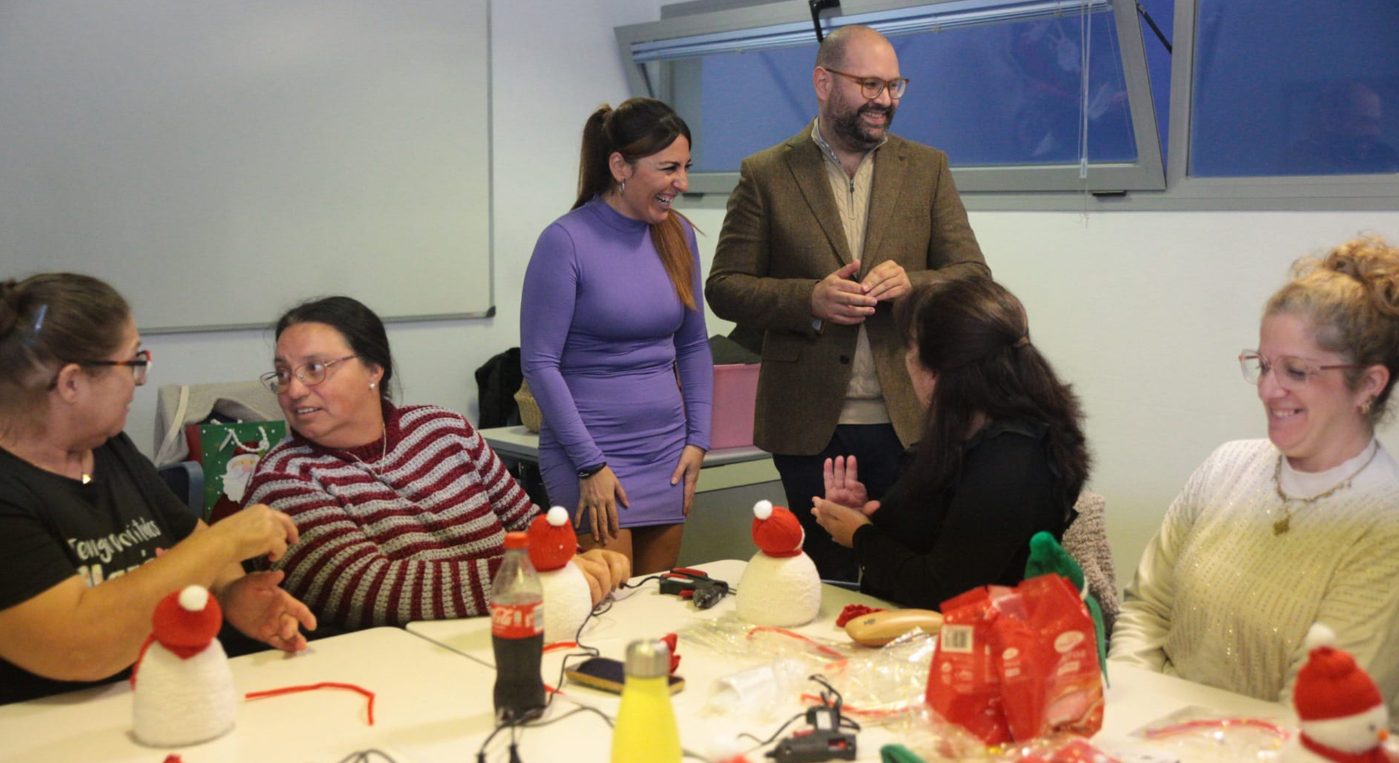 El 'Taller de Manualidades Navideñas' enseñó a 15 alumnas a realizar diversos elementos decorativos