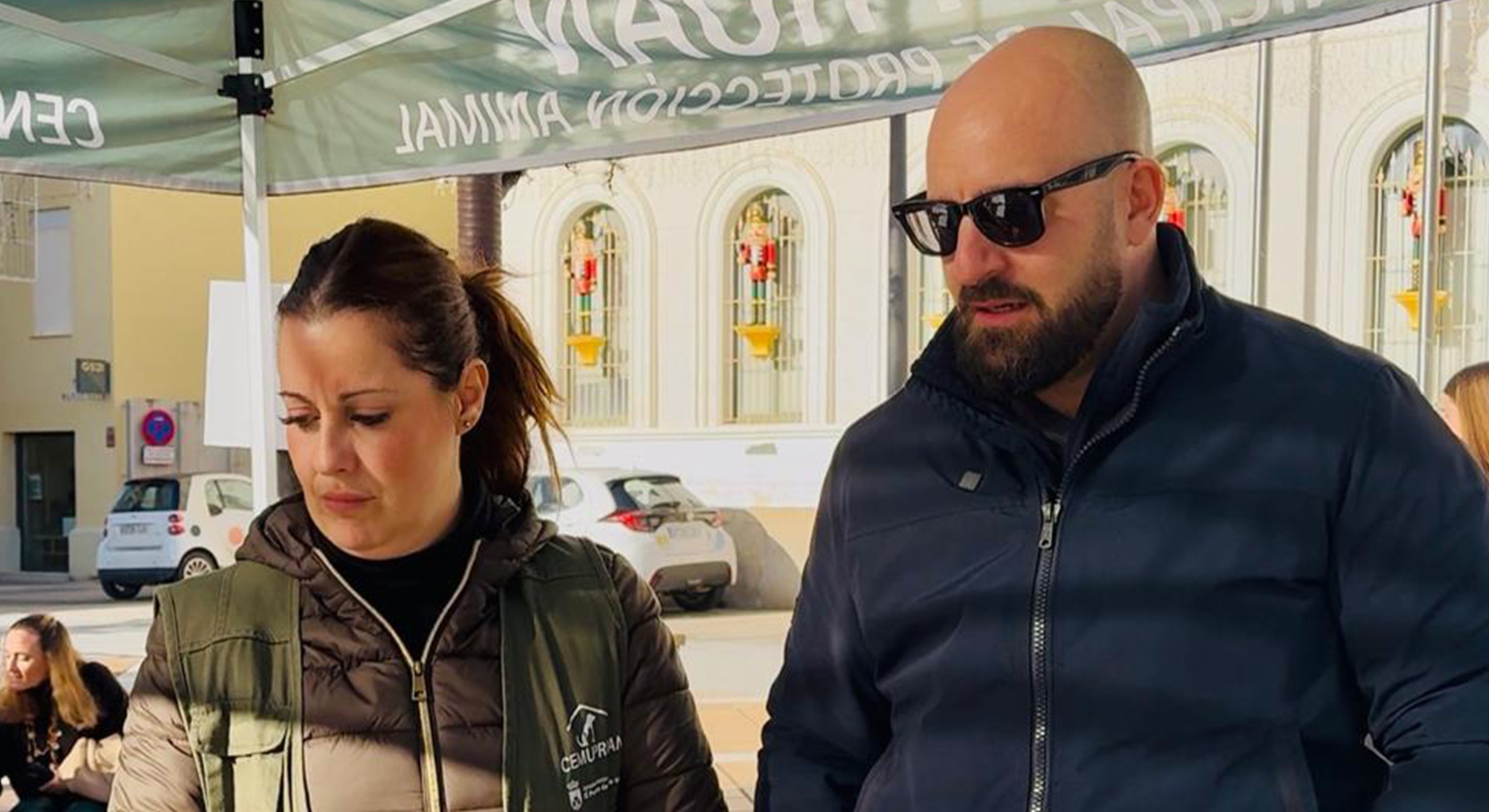 El alcalde Germán Beardo visita el stand del Cemuproan en la Plaza Isaac Peral para fomentar la adopción responsable