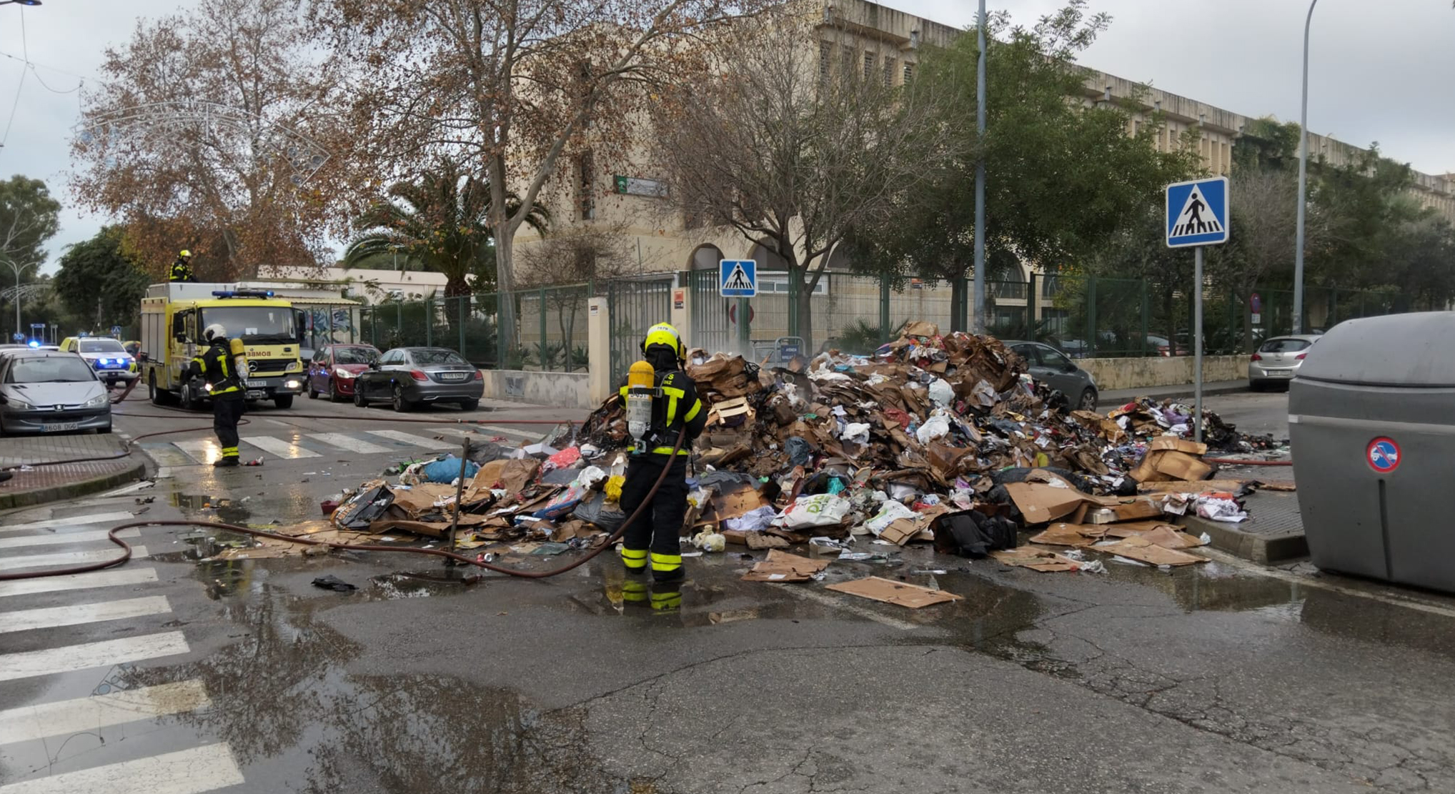 Un incendio en la carga de un camión de recogida de cartón provoca una descarga de emergencia en el Camino de Los Enamorados