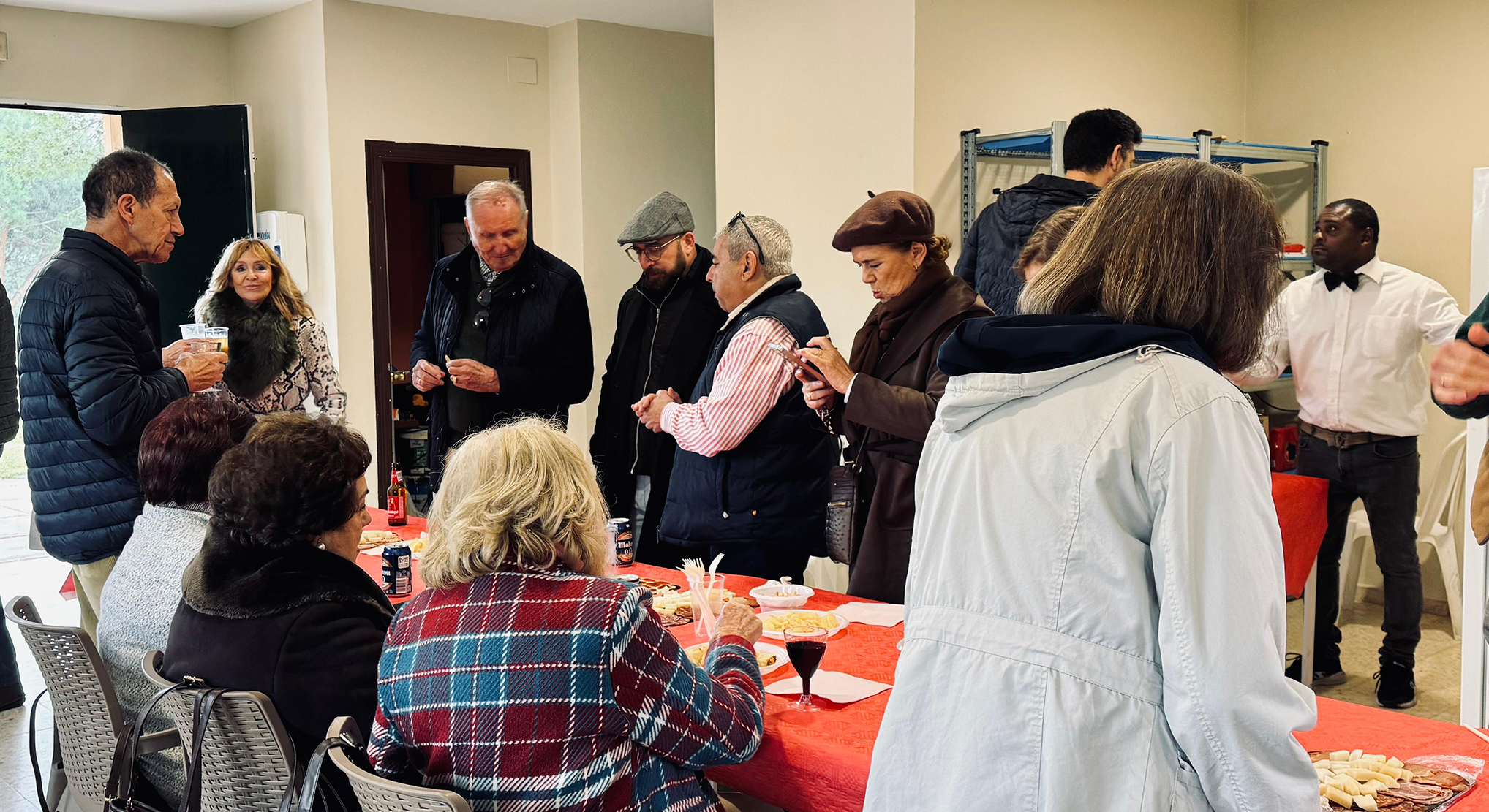 El alcalde Germán Beardo y la concejal Silvia Gómez participan en la convivencia vecinal de Cuatro Pinos
