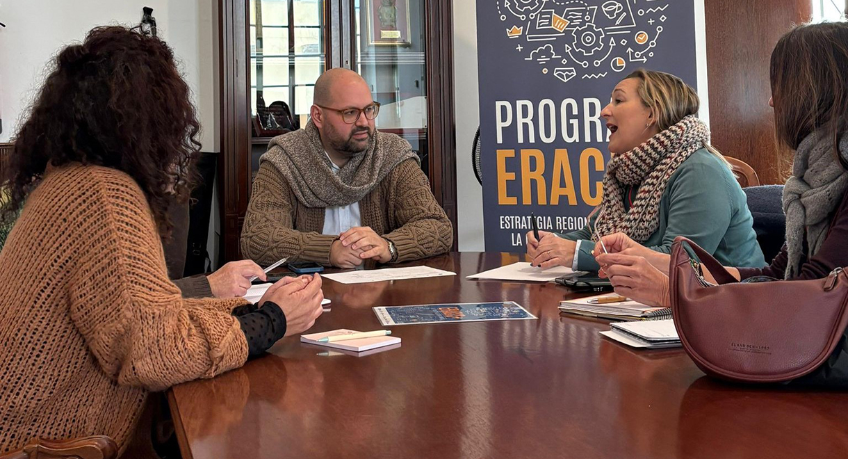 Javier Bello mantiene una reunión de trabajo con el equipo ERACIS para reforzar la intervención en los barrios