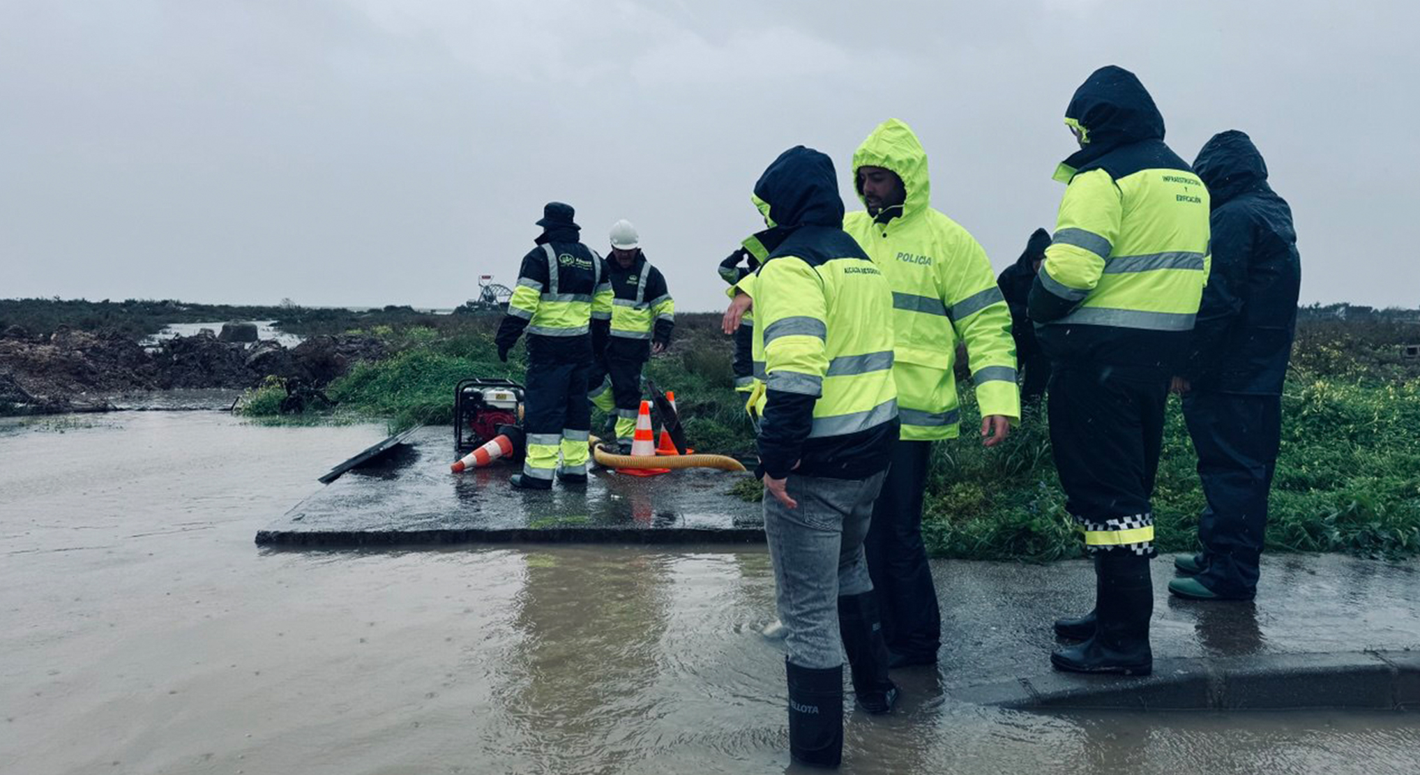 El Puerto refuerza la seguridad en Doña Blanca con la construcción de un dique de contención y mantiene activos todos los operativos municipales ante la Borrasca Marta