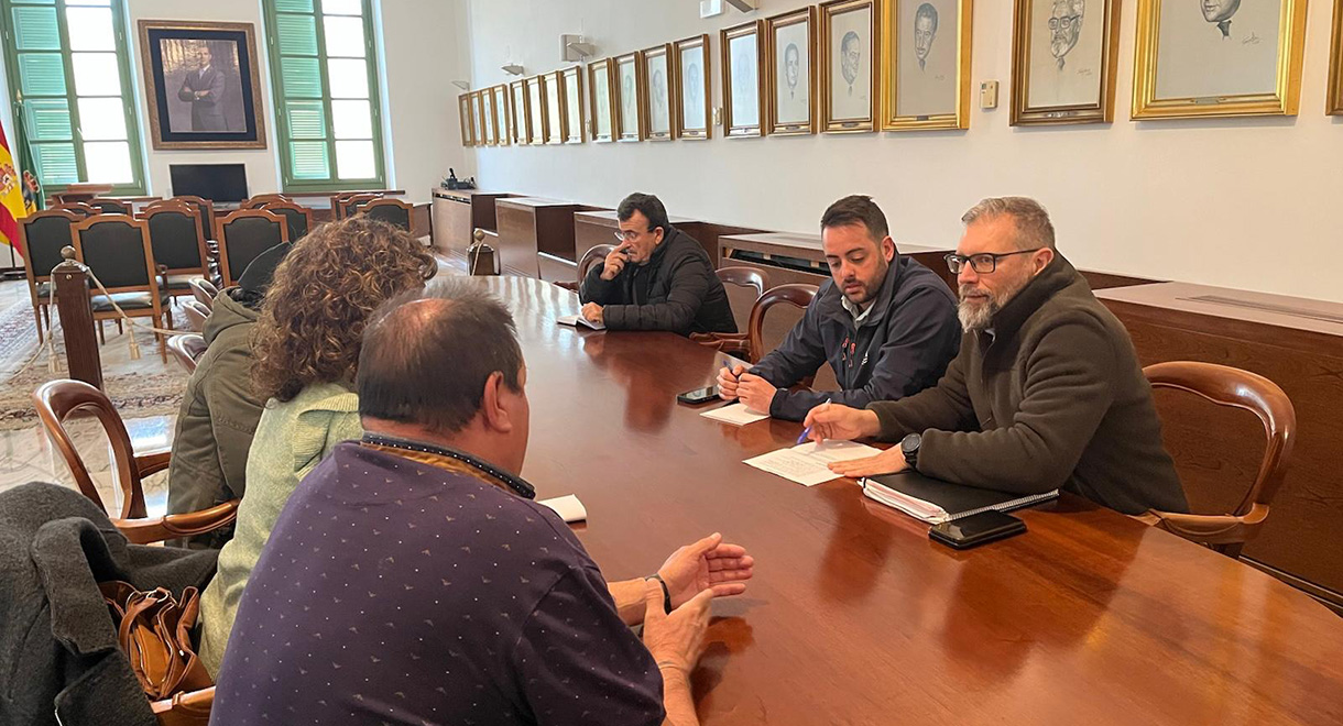 El teniente de alcalde de Medio Ambiente, Jesús Garay, se reúne con el Comité de Trabajadores de Althenia SLU