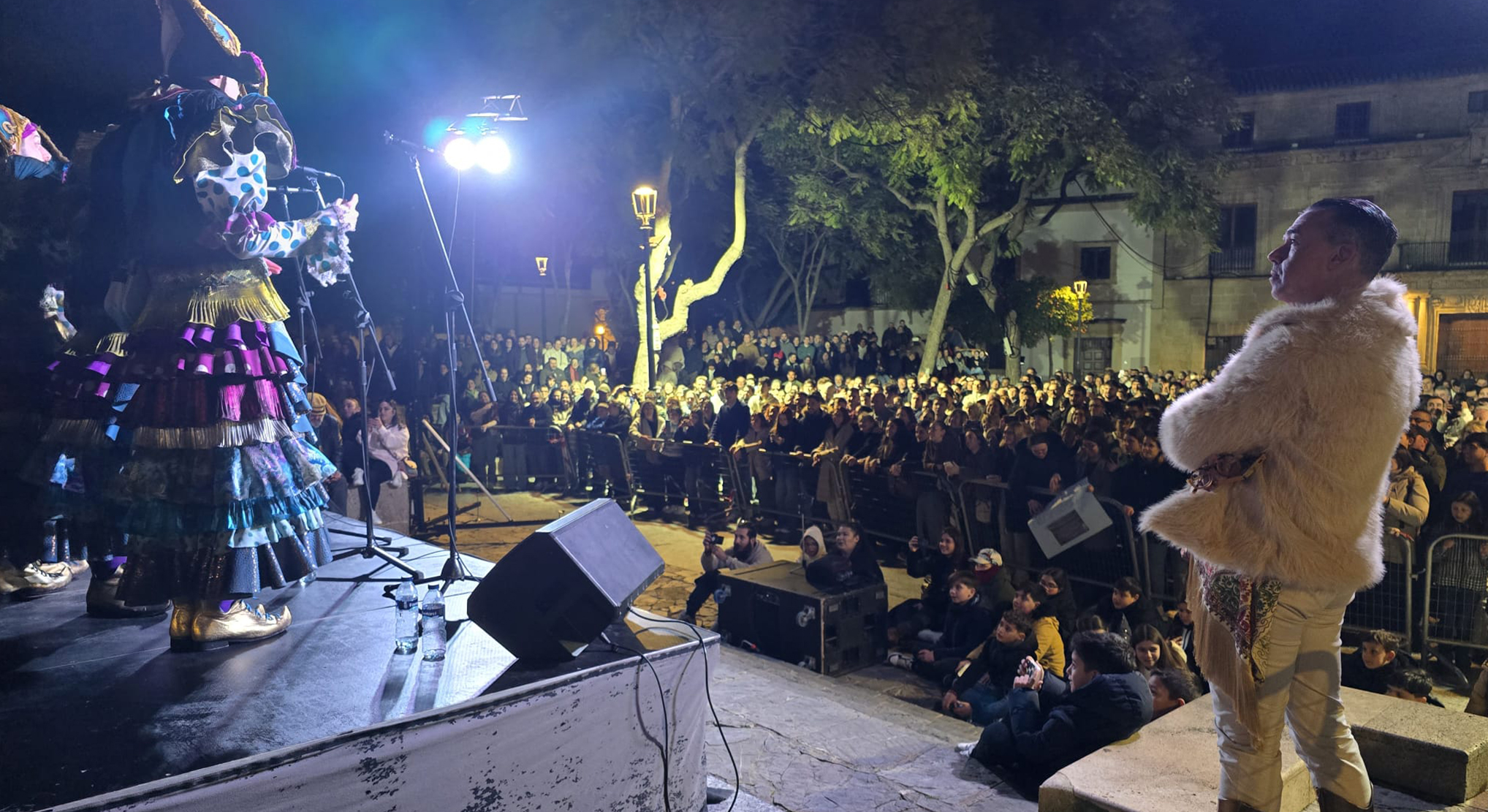 Las comparsas 'Las manos de Cádiz' y 'Los Locos' llevaron anoche el carnaval a la Plaza del Castillo y hoy el Teatro Municipal Pedro Muñoz Seca acoge los tanguillos